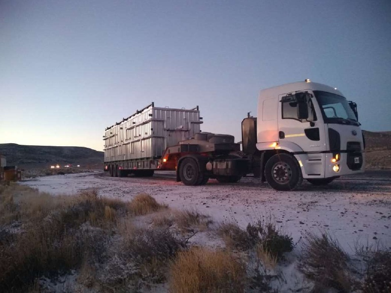 Transporte de equipos de la empresa en un camión